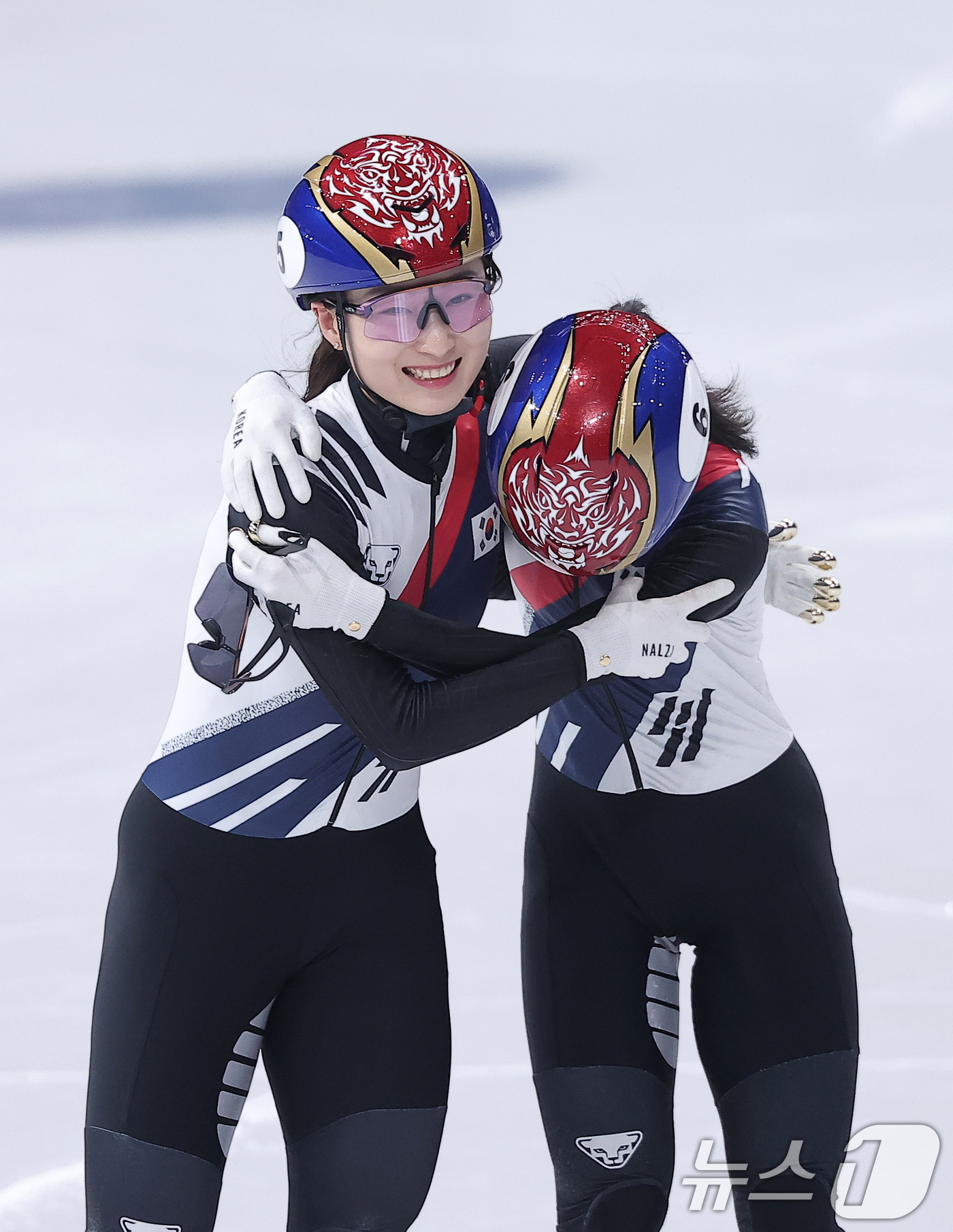 (밀라노=뉴스1) 김성진 기자 = 쇼트트랙 여자 1500m에서 은메달을 확보한 최민정(왼쪽)이 20일(현지시간) 이탈리아 밀라노 아이스 스케이팅 아레나에서 열린 2026 밀라노·코 …