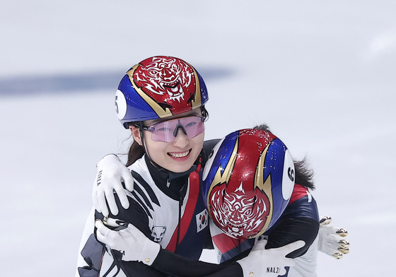 김길리 축하하는 최민정