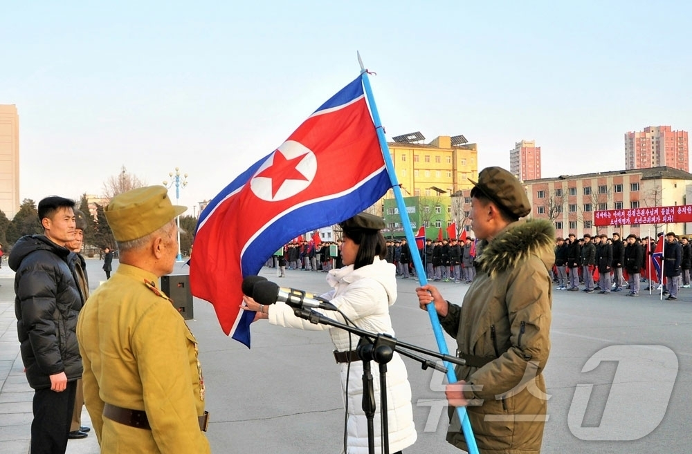 (평양 노동신문=뉴스1) = 북한 노동당 기관지 노동신문은 21일 "개성시의 고급중학교(고등학교) 졸업반 학생들 속에서 인민군 대탄원 열기가 고조되고 있다"고 보도했다. 토론자들은 …