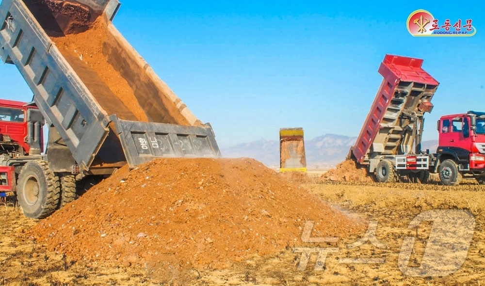 (평양 노동신문=뉴스1) = 북한 노동당 기관지 노동신문은 21일 "황해남도에서 흙깔이(객토)를 질적으로 진행하고 있다"고 선전했다. [국내에서만 사용가능. 재배포 금지. DB 금 …