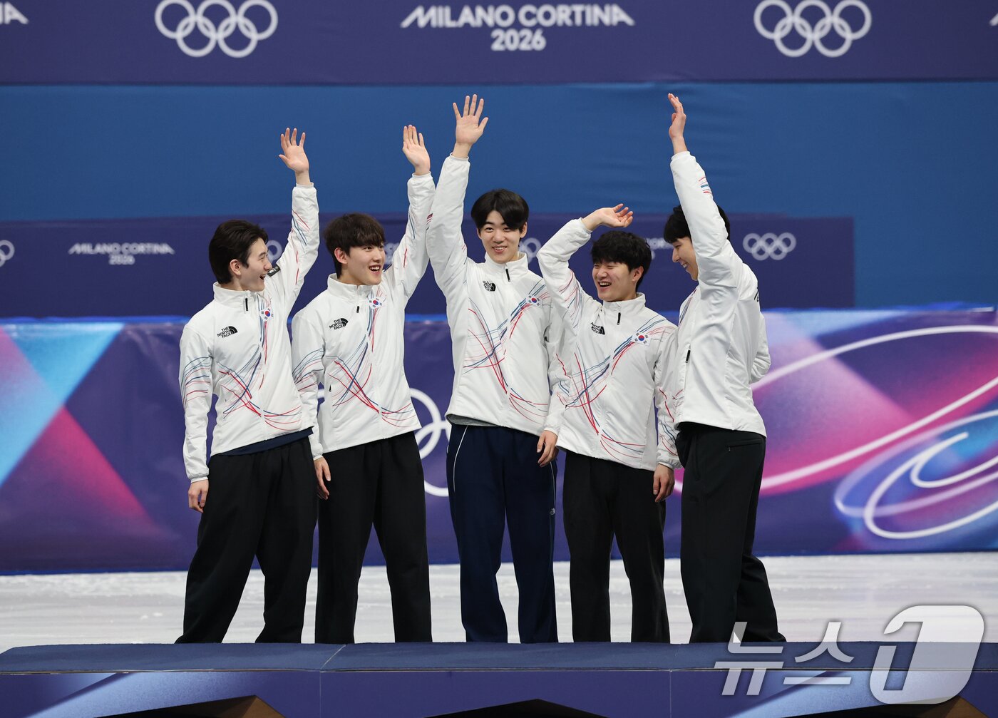본문 이미지 - 20일(현지시간) 이탈리아 밀라노 아이스스케이팅 아레나에서 열린 2026 밀라노·코르티나담페초 동계올림픽 쇼트트랙 남자 5,000m 계주 결승에서 은메달을 획득한 신동민(왼쪽부터), 임종언, 이준서, 이정민, 황대헌이 시상식에 앞서 기뻐하고 있다. 2026.2.21 ⓒ 뉴스1 김진환 기자