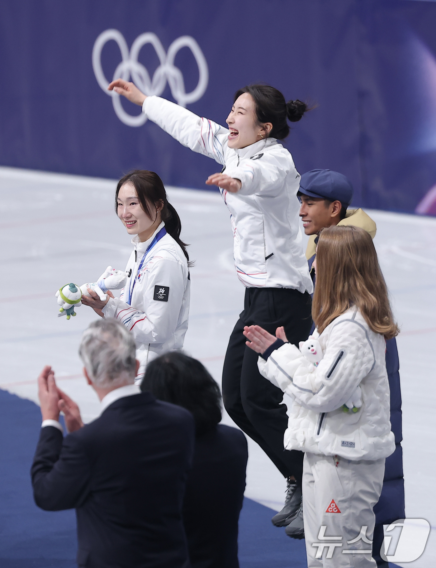 (밀라노=뉴스1) 김성진 기자 = 20일(현지시간) 이탈리아 밀라노 아이스스케이팅 아레나에서 열린 2026 밀라노·코르티나담페초 동계올림픽 쇼트트랙 여자 1500m에서 금메달을 획 …