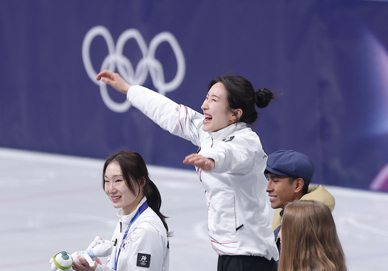 시상대 오르며 기뻐하는 올림픽 2관왕 김길리