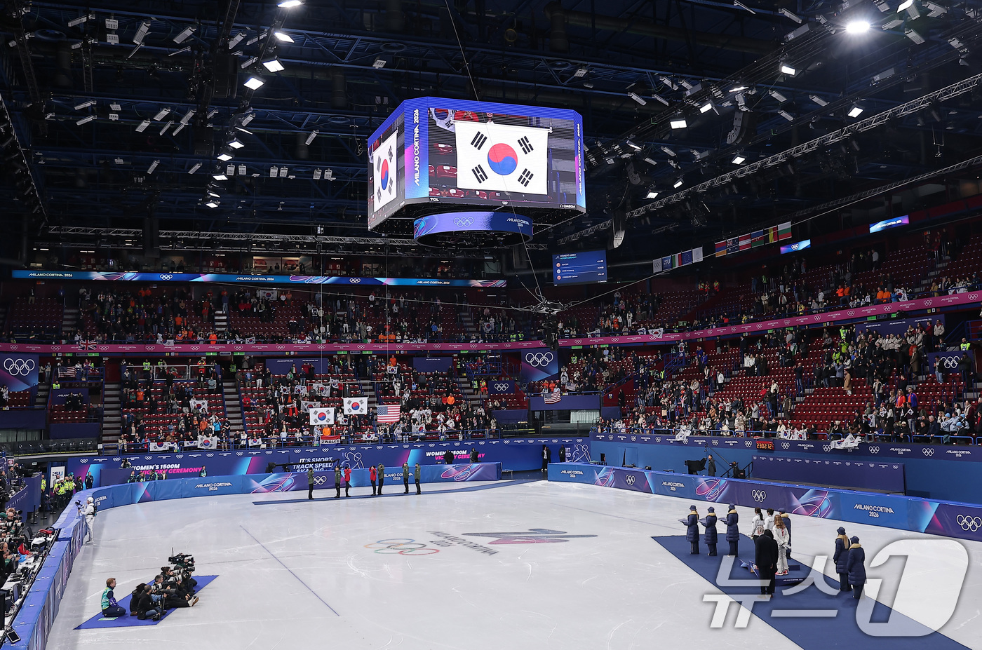(밀라노=뉴스1) 김성진 기자 = 20일(현지시간) 이탈리아 밀라노 아이스스케이팅 아레나에서 열린 2026 밀라노·코르티나담페초 동계올림픽 쇼트트랙 여자 1500m 시상식에서 태극 …