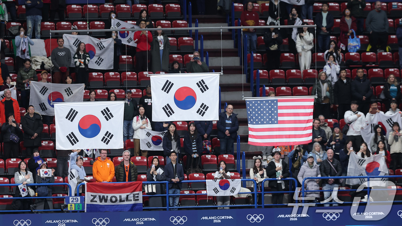 (밀라노=뉴스1) 김성진 기자 = 20일(현지시간) 이탈리아 밀라노 아이스스케이팅 아레나에서 열린 2026 밀라노·코르티나담페초 동계올림픽 쇼트트랙 여자 1500m 시상식에서 태극 …