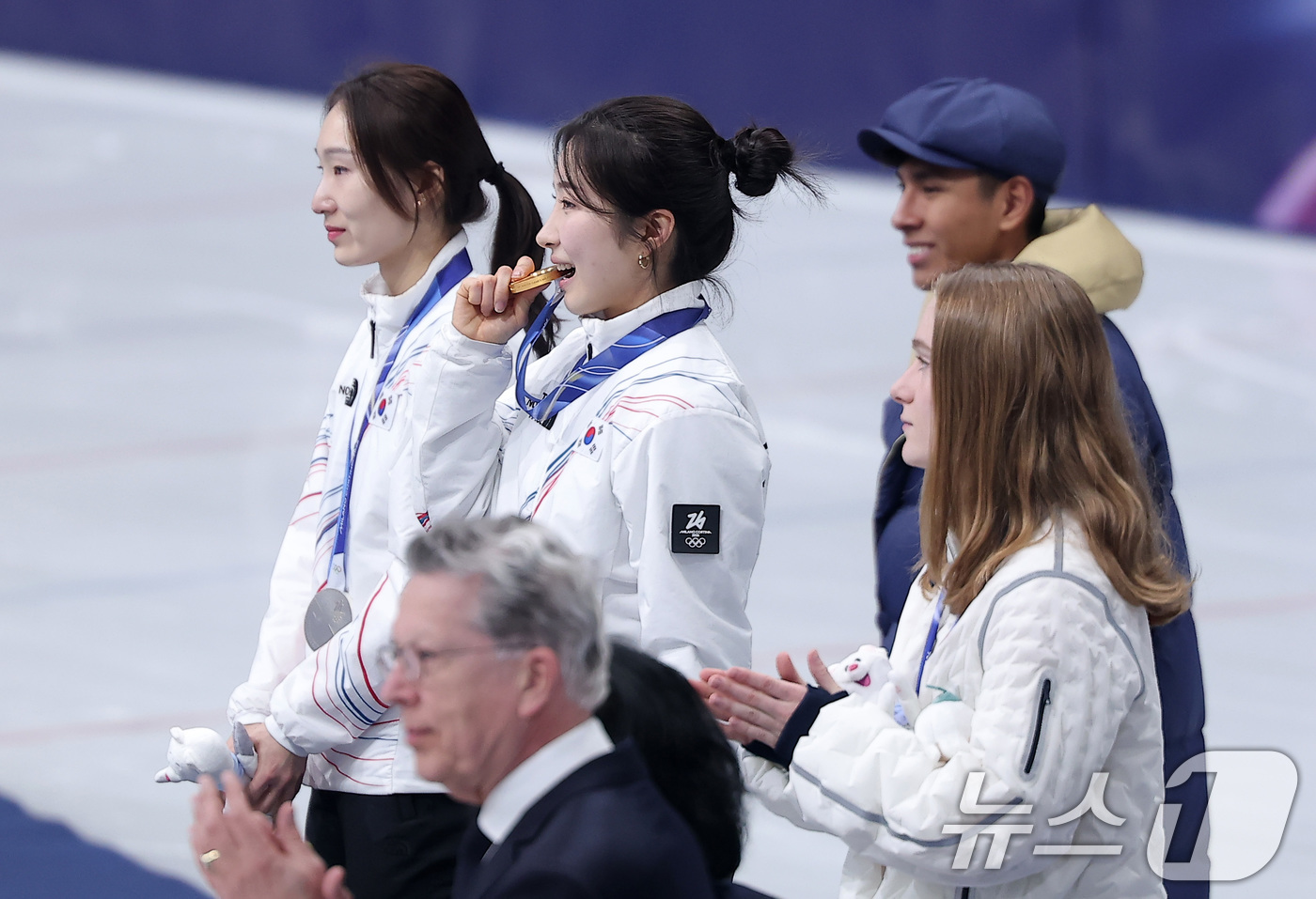 (밀라노=뉴스1) 김성진 기자 = 20일(현지시간) 이탈리아 밀라노 아이스스케이팅 아레나에서 열린 2026 밀라노·코르티나담페초 동계올림픽 쇼트트랙 여자 1500m 시상식에서 금메 …