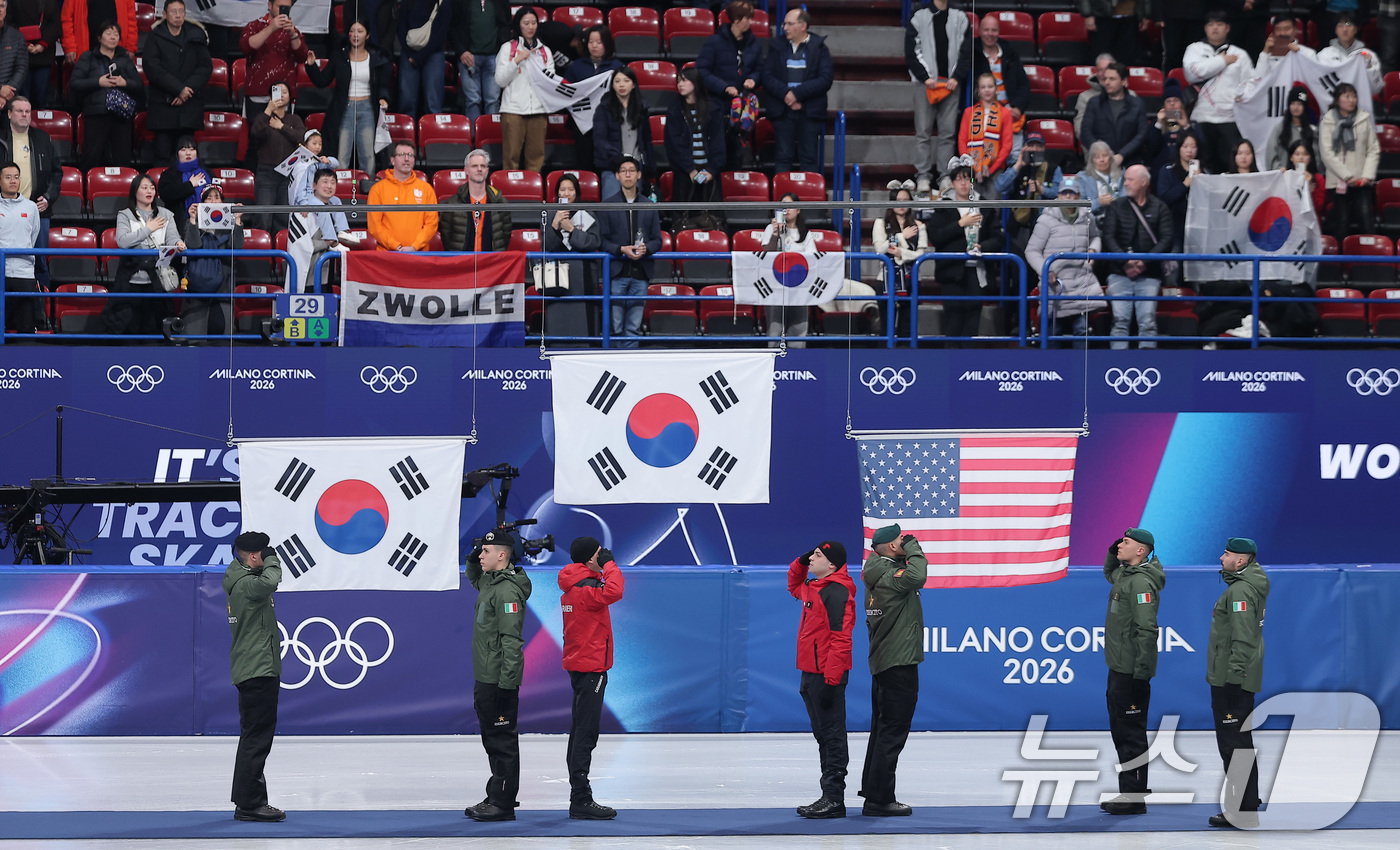 (밀라노=뉴스1) 김성진 기자 = 20일(현지시간) 이탈리아 밀라노 아이스스케이팅 아레나에서 열린 2026 밀라노·코르티나담페초 동계올림픽 쇼트트랙 여자 1500m 시상식에서 태극 …