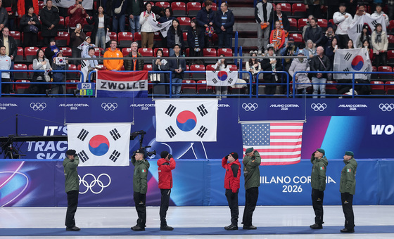 밀라노동계올림픽에 게양되는 태극기