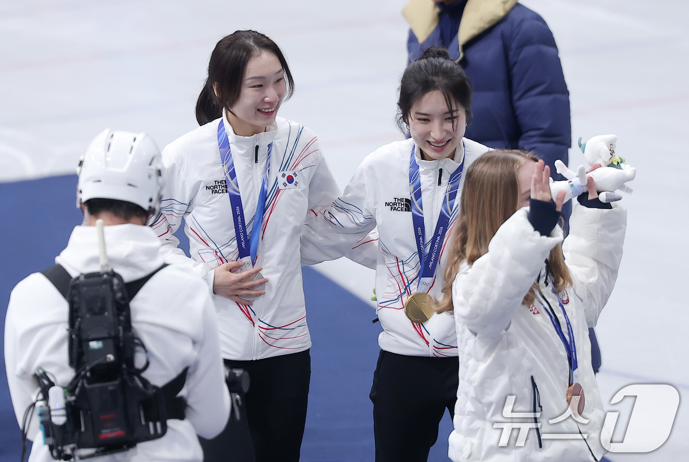 (밀라노=뉴스1) 김성진 기자 = 20일(현지시간) 이탈리아 밀라노 아이스스케이팅 아레나에서 열린 2026 밀라노·코르티나담페초 동계올림픽 쇼트트랙 여자 1500m 시상식에서 금메 …