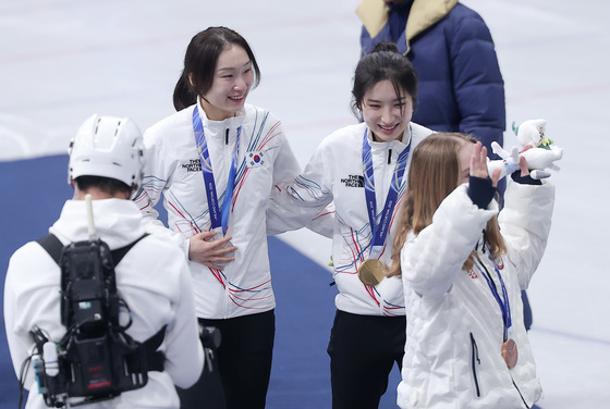 서로 축하하는 김길리·최민정