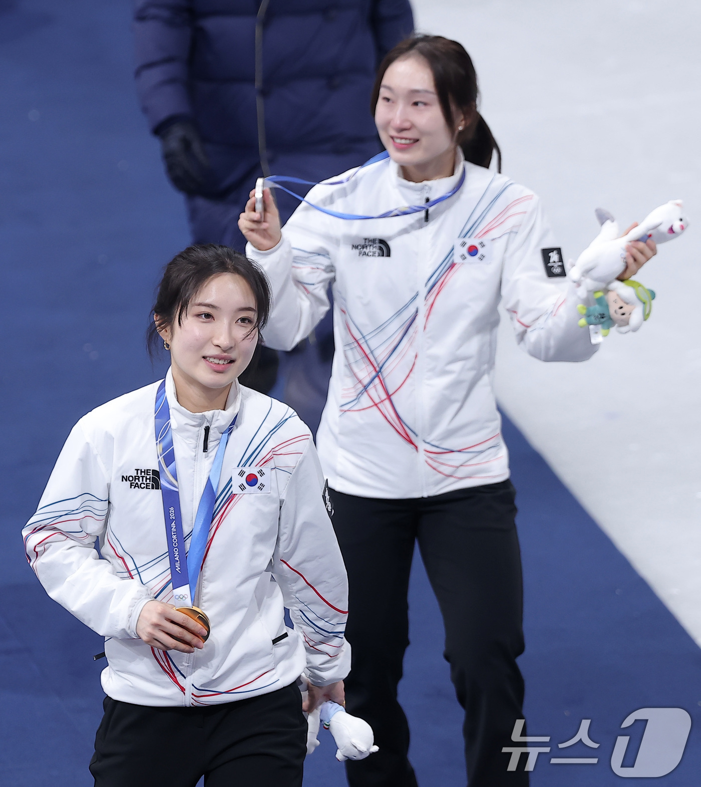 (밀라노=뉴스1) 김성진 기자 = 20일(현지시간) 이탈리아 밀라노 아이스스케이팅 아레나에서 열린 2026 밀라노·코르티나담페초 동계올림픽 쇼트트랙 여자 1500m 시상식에서 금메 …