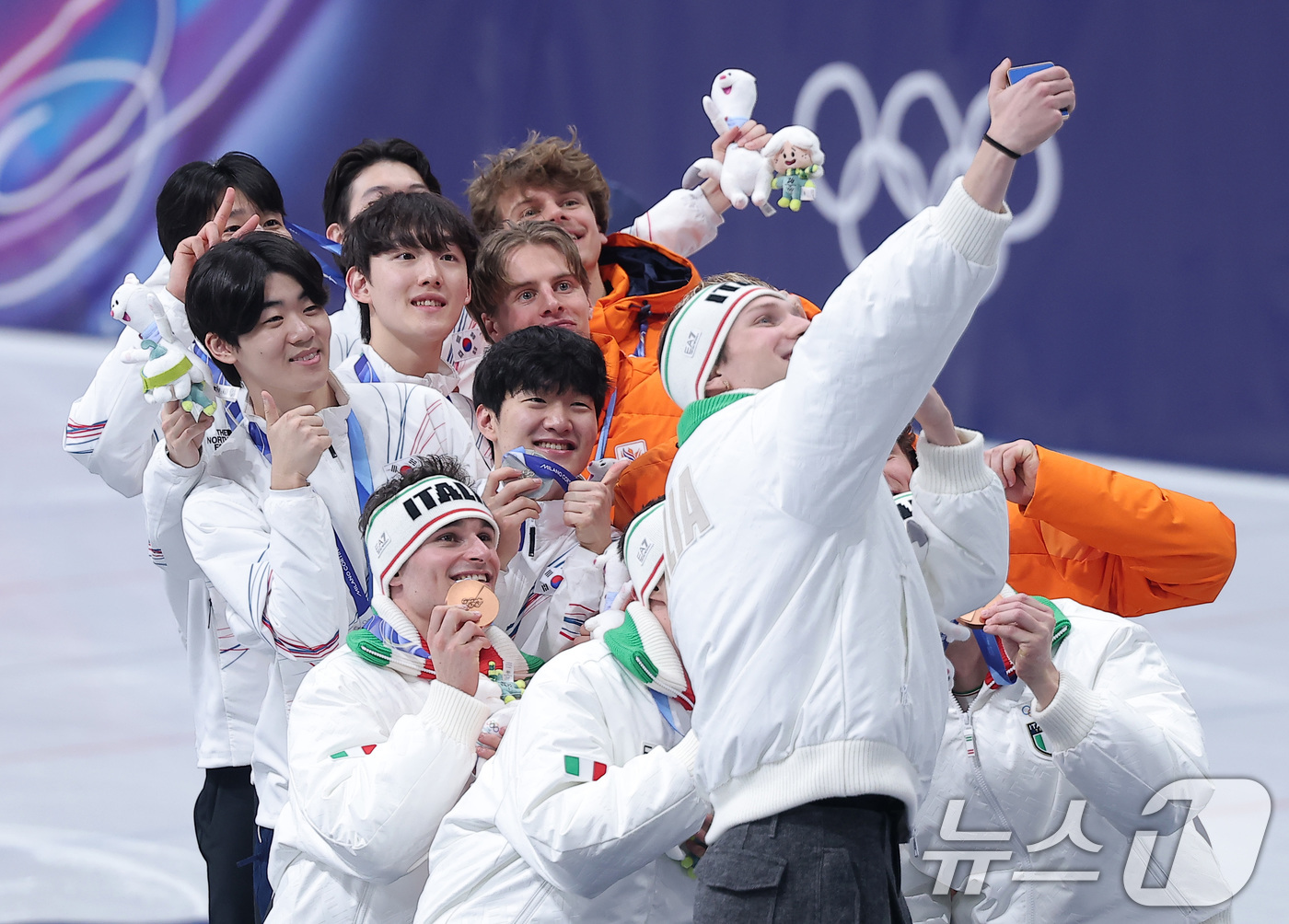 (밀라노=뉴스1) 김성진 기자 = 20일(현지시간) 이탈리아 밀라노 아이스스케이팅 아레나에서 열린 2026 밀라노·코르티나담페초 동계올림픽 쇼트트랙 남자 5,000m 계주 결승에서 …