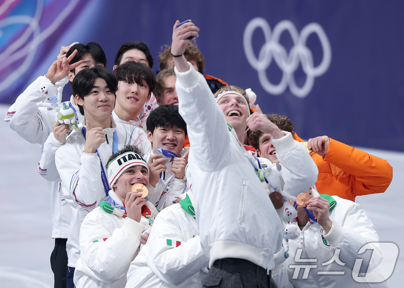 (밀라노=뉴스1) 김성진 기자 = 20일(현지시간) 이탈리아 밀라노 아이스스케이팅 아레나에서 열린 2026 밀라노·코르티나담페초 동계올림픽 쇼트트랙 남자 5,000m 계주 결승에서 …