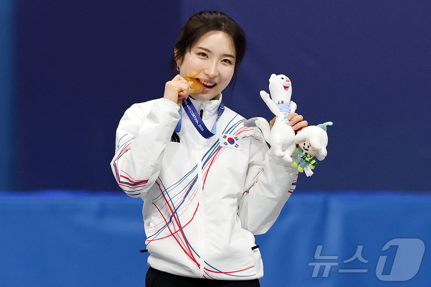 (밀라노=뉴스1) 김진환 기자 = 20일(현지시간) 이탈리아 밀라노 아이스스케이팅 아레나에서 열린 2026 밀라노·코르티나담페초 동계올림픽 쇼트트랙 여자 1500m에서 금메달을 획 …