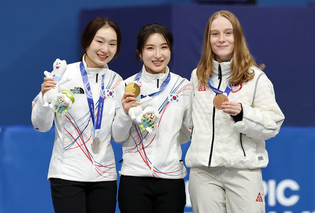 [뉴스1 PICK]쇼트트랙 김길리, 여자 1500m 금메달 '2관왕 등극'…최민정 은메달 추가