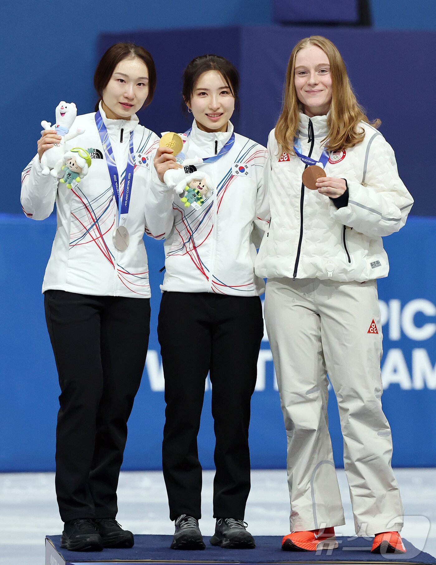 본문 이미지 - 20일(현지시간) 이탈리아 밀라노 아이스스케이팅 아레나에서 열린 2026 밀라노·코르티나담페초 동계올림픽 쇼트트랙 여자 1500m에서 은메달을 획득한 최민정(왼쪽부터), 금메달을 획득한 김길리, 동메달을 획득한 미국의 커린 스토더드가 포즈를 취하고 있다.2026.2.21 ⓒ 뉴스1 김진환 기자