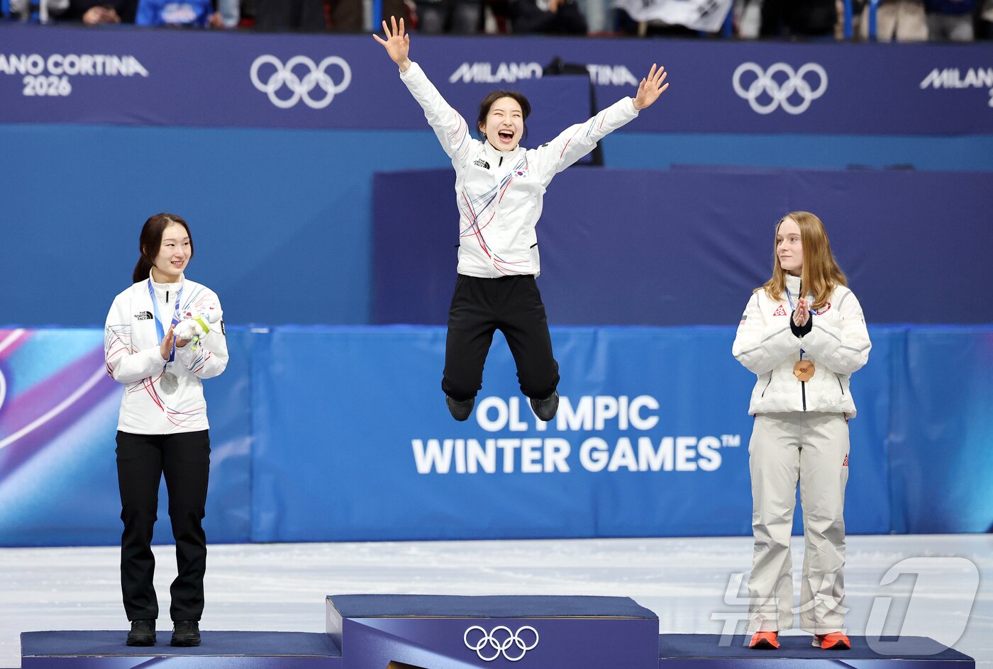 본문 이미지 - 20일(현지시간) 이탈리아 밀라노 아이스스케이팅 아레나에서 열린 2026 밀라노·코르티나담페초 동계올림픽 쇼트트랙 여자 1500m에서 금메달을 획득한 김길리가 시상식대에 오르며 기뻐하고 있다. 2026.2.21 ⓒ 뉴스1 김진환 기자