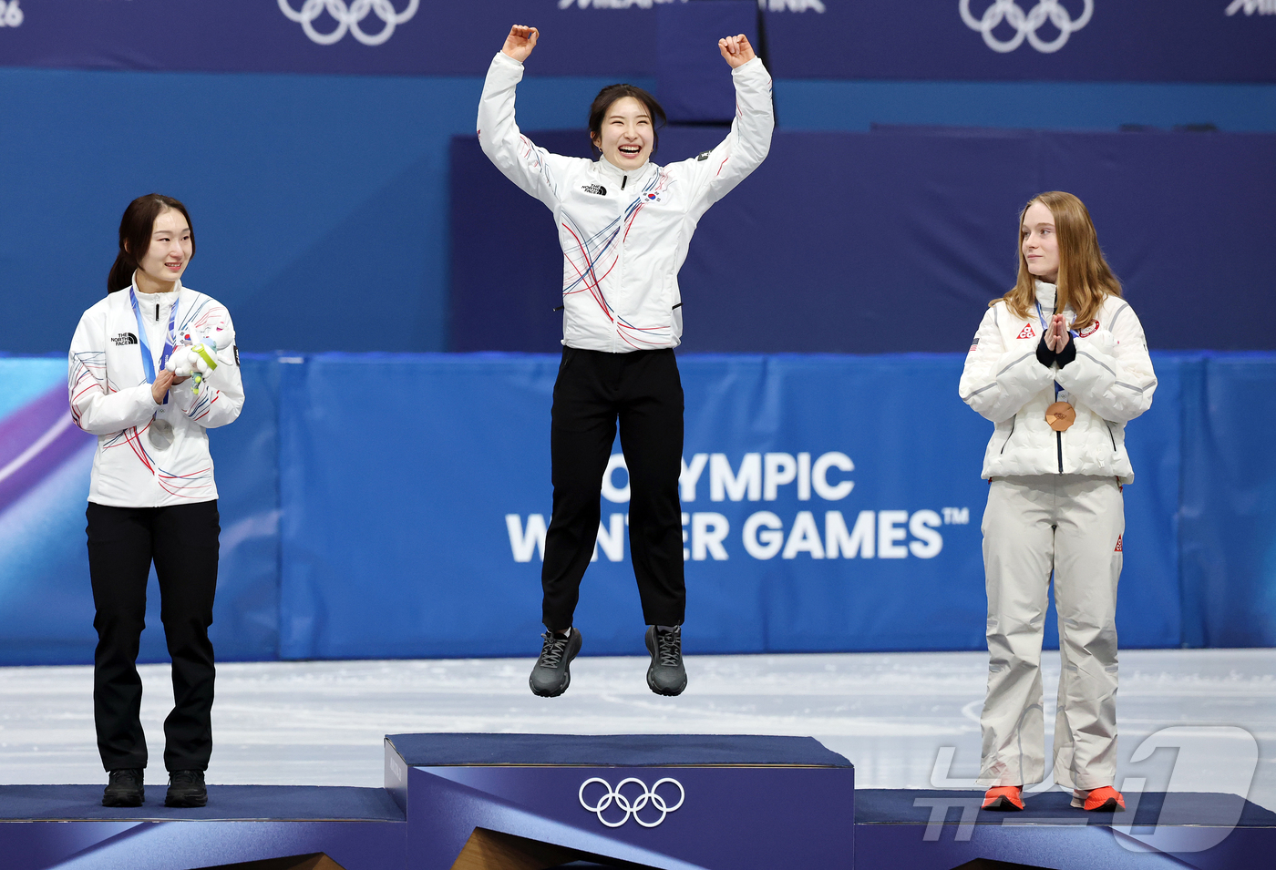 (밀라노=뉴스1) 김진환 기자 = 20일(현지시간) 이탈리아 밀라노 아이스스케이팅 아레나에서 열린 2026 밀라노·코르티나담페초 동계올림픽 쇼트트랙 여자 1500m에서 금메달을 획 …