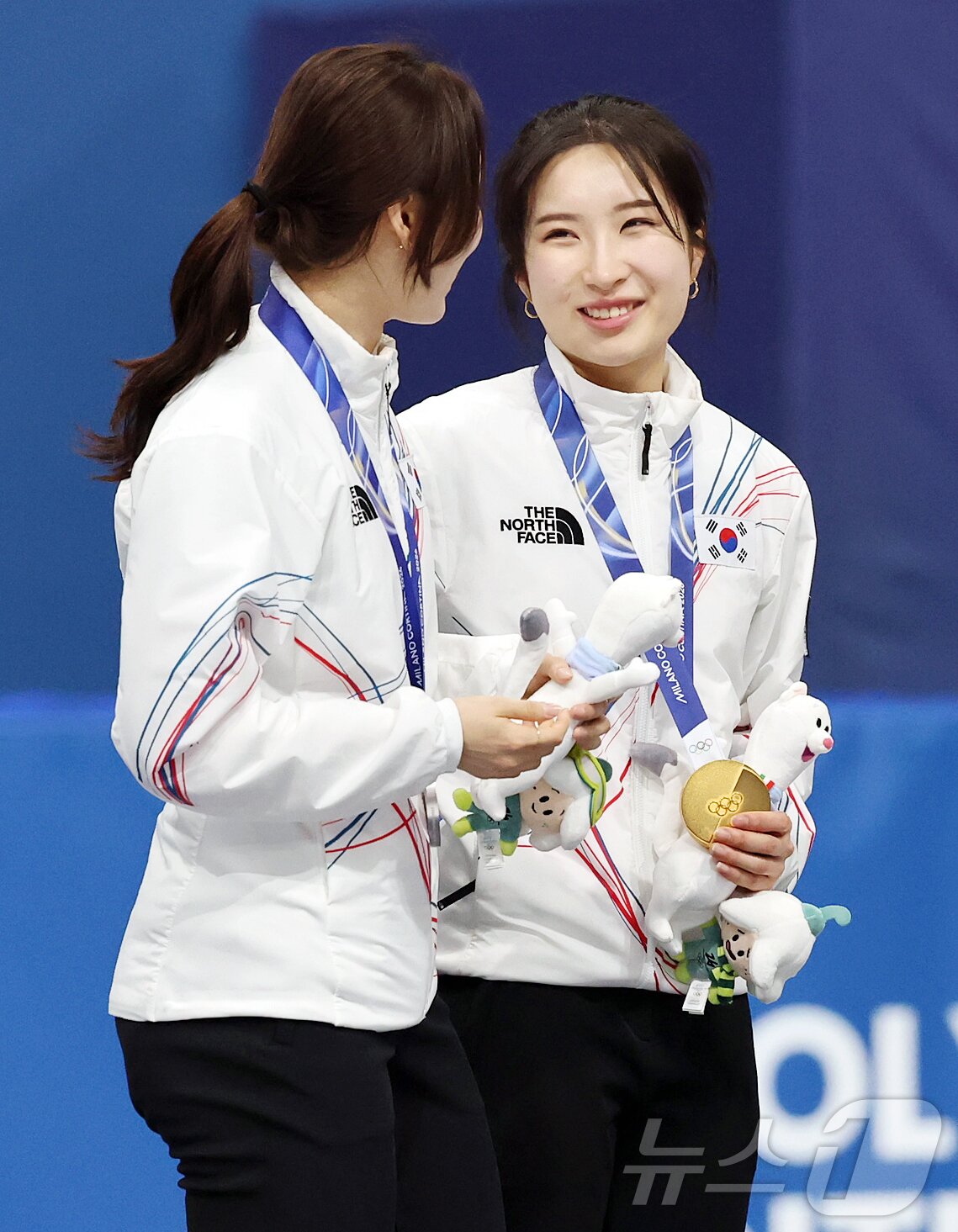 본문 이미지 - 20일(현지시간) 이탈리아 밀라노 아이스스케이팅 아레나에서 열린 2026 밀라노·코르티나담페초 동계올림픽 쇼트트랙 여자 1500m에서 금메달을 획득한 김길리가 은메달을 획득한 최민정을 바라보며 미소를 짓고 있다. 2026.2.21 ⓒ 뉴스1 김진환 기자