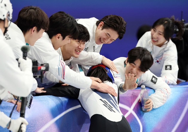 대표팀 동료들의 축하 받는 김길리