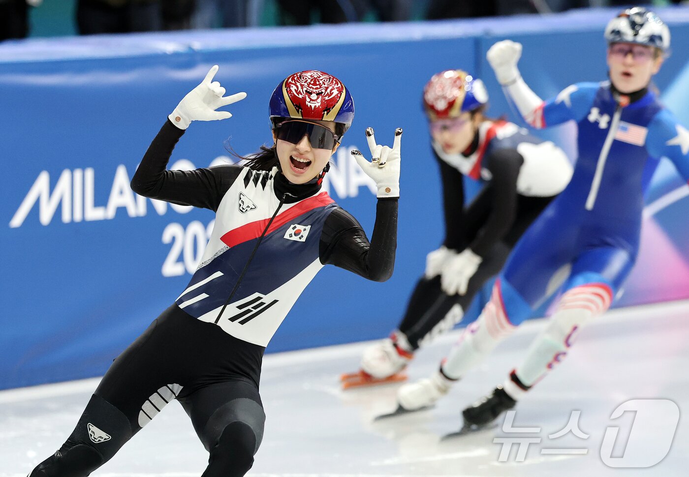 본문 이미지 - 쇼트트랙 김길리가 20일(현지시간) 이탈리아 밀라노 아이스 스케이팅 아레나에서 열린 2026 밀라노·코르티나담페초 동계올림픽 쇼트트랙 여자 1500m 결승에서 금메달을 확보한 후 환호하고 있다. 2026.2.21 ⓒ 뉴스1 김진환 기자