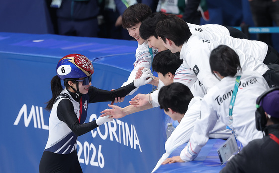 선수들과 금메달 기쁨 나누는 김길리