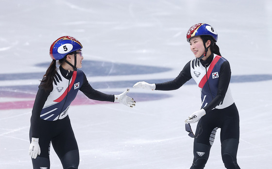 서로 축하하는 김길리·최민정