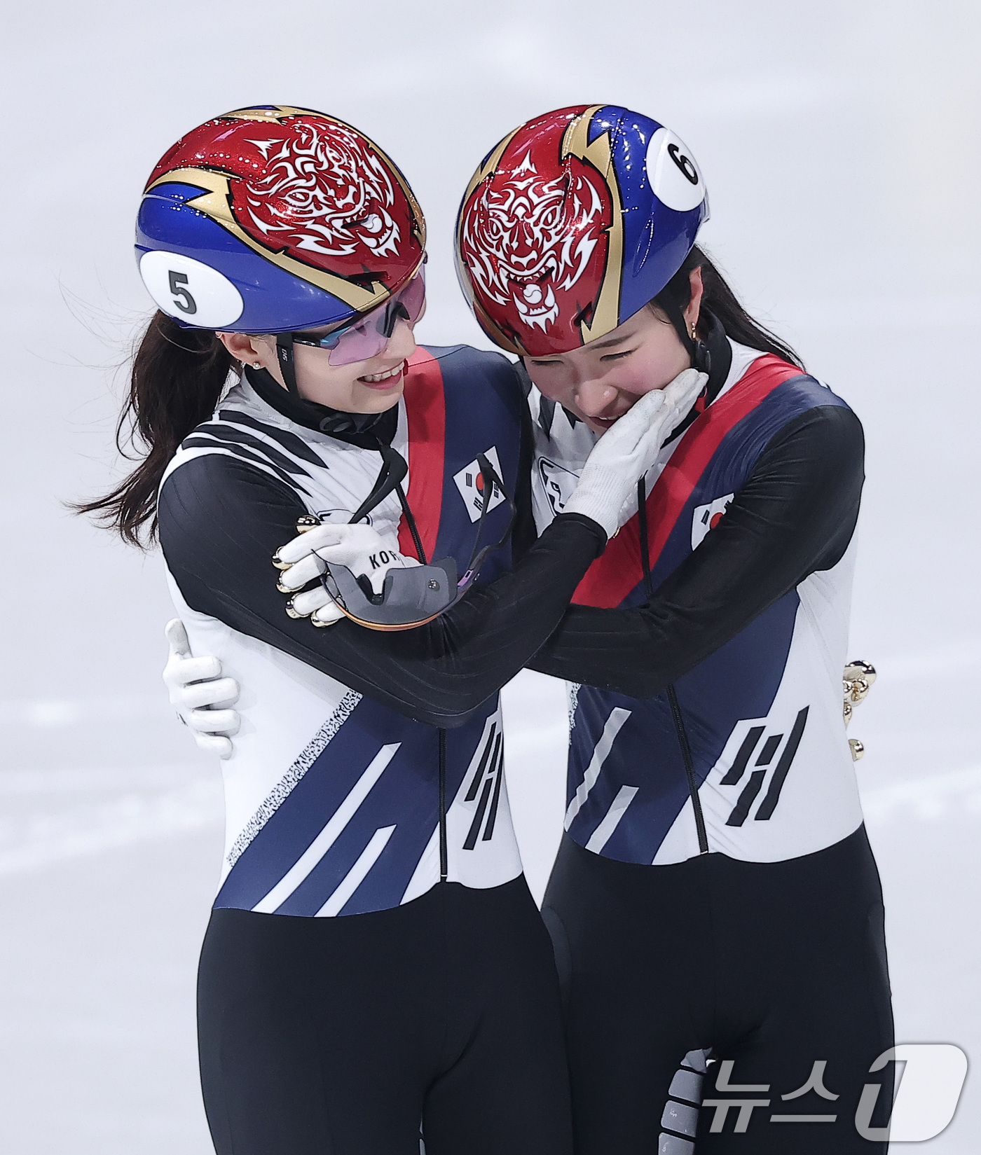 (밀라노=뉴스1) 김성진 기자 = 쇼트트랙 여자 1500m에서 은메달을 확보한 최민정(왼쪽)이 20일(현지시간) 이탈리아 밀라노 아이스 스케이팅 아레나에서 열린 2026 밀라노·코 …