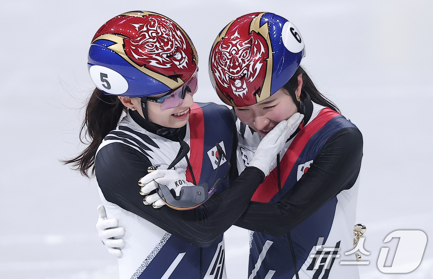 (밀라노=뉴스1) 김성진 기자 = 쇼트트랙 여자 1500m에서 은메달을 확보한 최민정(왼쪽)이 20일(현지시간) 이탈리아 밀라노 아이스 스케이팅 아레나에서 열린 2026 밀라노·코 …