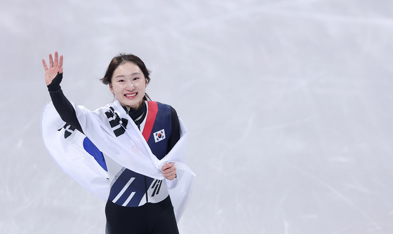 쇼트트랙 최민정, 3위서 단숨에 선두로…은퇴 시즌 첫 금메달