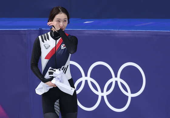 눈물 닦는 최민정