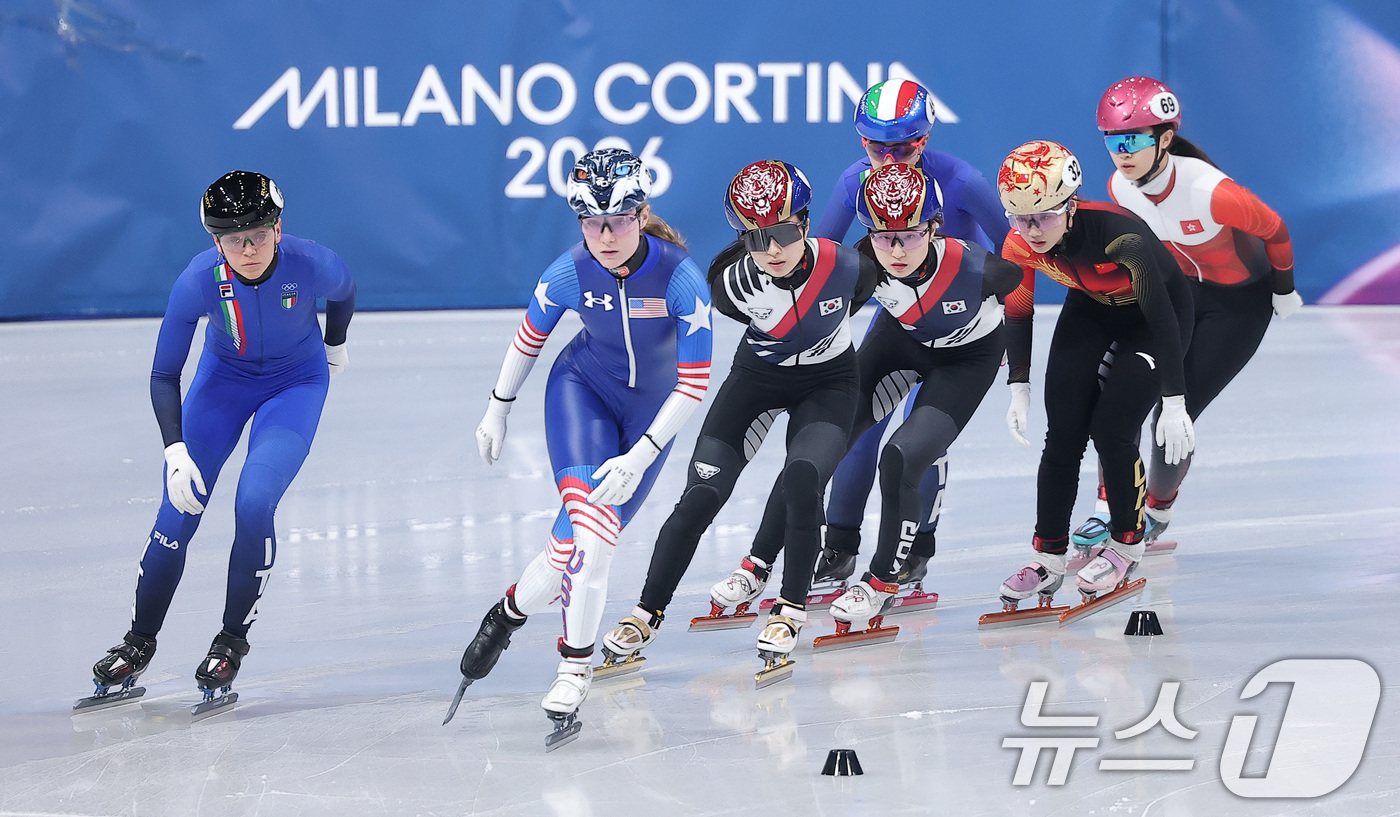 (밀라노=뉴스1) 김성진 기자 = 쇼트트랙 김길리와 최민정이 20일(현지시간) 이탈리아 밀라노 아이스 스케이팅 아레나에서 열린 2026 밀라노·코르티나담페초 동계올림픽 쇼트트랙 여 …