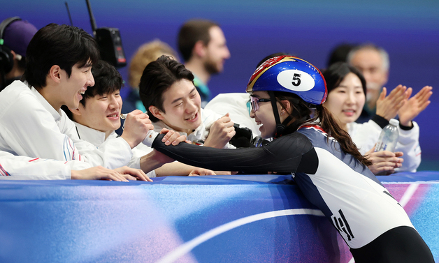 동료들의 축하 받는 최민정