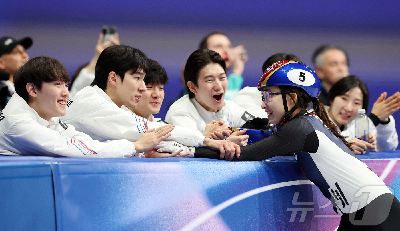 (밀라노=뉴스1) 김진환 기자 = 쇼트트랙 최민정이 20일(현지시간) 이탈리아 밀라노 아이스 스케이팅 아레나에서 열린 2026 밀라노·코르티나담페초 동계올림픽 쇼트트랙 여자 150 …