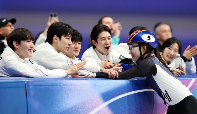 동료들의 축하 받는 최민정