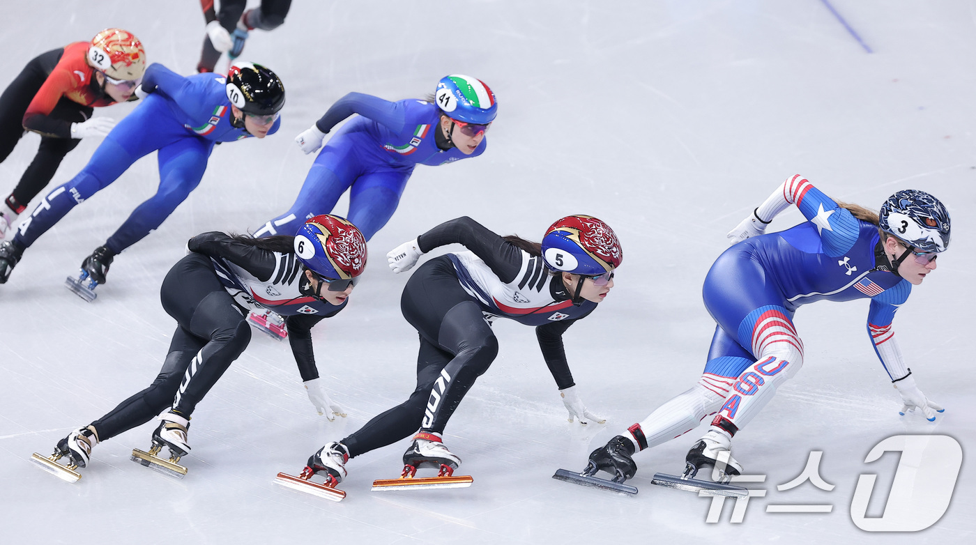 (밀라노=뉴스1) 김성진 기자 = 쇼트트랙 최민정과 김길리가 20일(현지시간) 이탈리아 밀라노 아이스 스케이팅 아레나에서 열린 2026 밀라노·코르티나담페초 동계올림픽 쇼트트랙 여 …