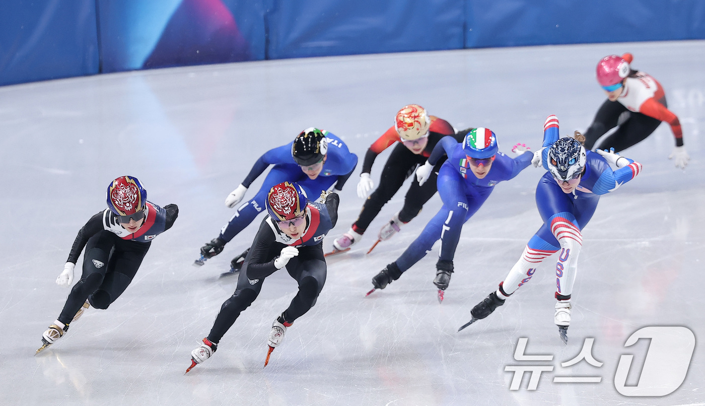 (밀라노=뉴스1) 김성진 기자 = 쇼트트랙 최민정과 김길리가 20일(현지시간) 이탈리아 밀라노 아이스 스케이팅 아레나에서 열린 2026 밀라노·코르티나담페초 동계올림픽 쇼트트랙 여 …