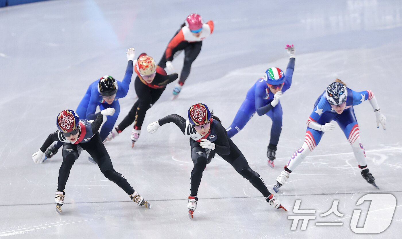 본문 이미지 - 쇼트트랙 김길리와 최민정이 20일(현지시간) 이탈리아 밀라노 아이스 스케이팅 아레나에서 열린 2026 밀라노·코르티나담페초 동계올림픽 쇼트트랙 여자 1500m 결승에서 질주하고 있다. 2026.2.21 ⓒ 뉴스1 김성진 기자