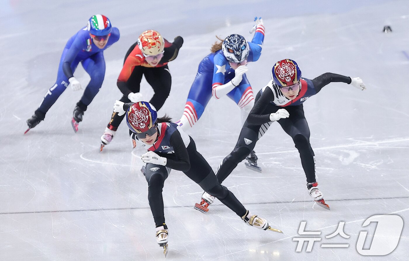 본문 이미지 - 쇼트트랙 김길리와 최민정이 20일(현지시간) 이탈리아 밀라노 아이스 스케이팅 아레나에서 열린 2026 밀라노·코르티나담페초 동계올림픽 쇼트트랙 여자 1500m 결승에서 질주하고 있다. 2026.2.21 ⓒ 뉴스1 김성진 기자