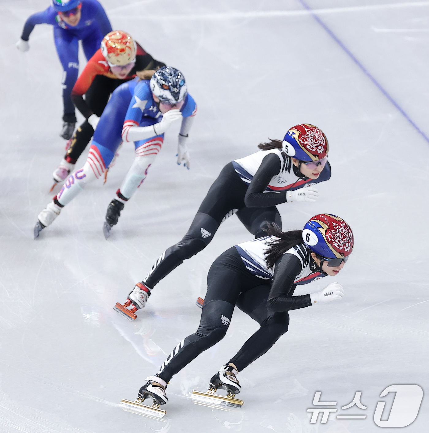 (밀라노=뉴스1) 김성진 기자 = 쇼트트랙 김길리와 최민정이 20일(현지시간) 이탈리아 밀라노 아이스 스케이팅 아레나에서 열린 2026 밀라노·코르티나담페초 동계올림픽 쇼트트랙 여 …