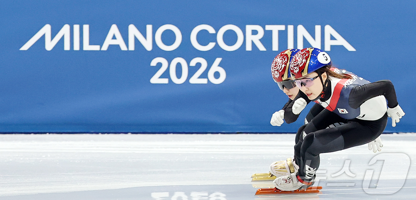 (밀라노=뉴스1) 김진환 기자 = 쇼트트랙 최민정과 김길리가 20일(현지시간) 이탈리아 밀라노 아이스 스케이팅 아레나에서 열린 2026 밀라노·코르티나담페초 동계올림픽 쇼트트랙 여 …