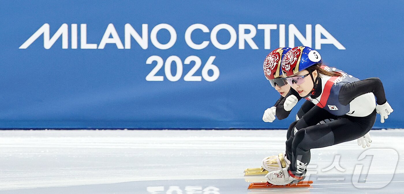 본문 이미지 - 쇼트트랙 최민정과 김길리가 20일(현지시간) 이탈리아 밀라노 아이스 스케이팅 아레나에서 열린 2026 밀라노·코르티나담페초 동계올림픽 쇼트트랙 여자 1500m 결승에서 나란히 역주를 펼치고 있다. 2026.2.21 ⓒ 뉴스1 김진환 기자