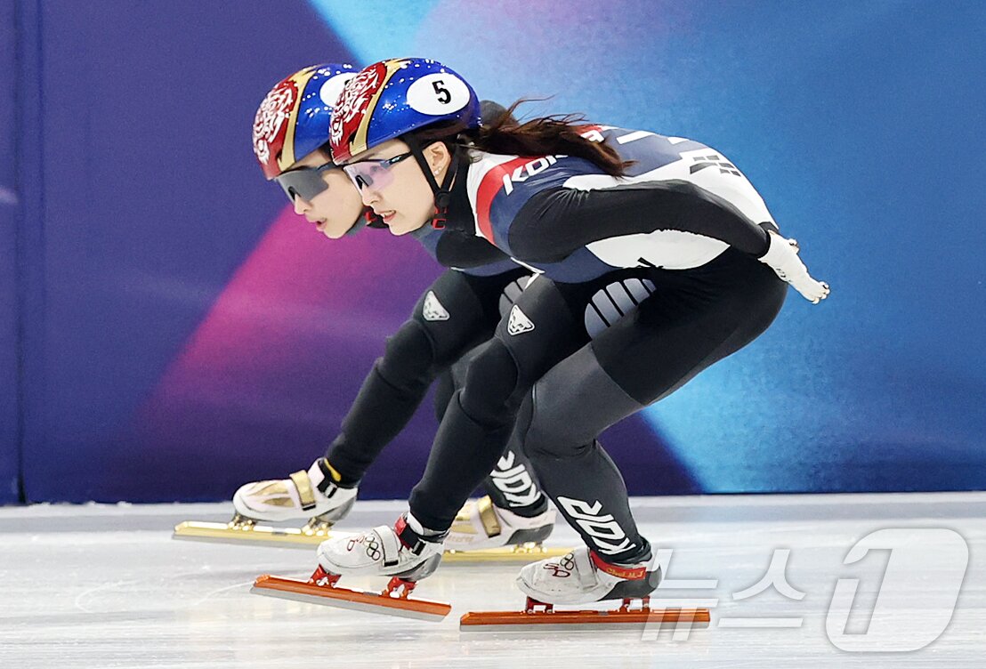 본문 이미지 - 쇼트트랙 최민정과 김길리가 20일(현지시간) 이탈리아 밀라노 아이스 스케이팅 아레나에서 열린 2026 밀라노·코르티나담페초 동계올림픽 쇼트트랙 여자 1500m 결승에서 나란히 역주를 펼치고 있다. 2026.2.21 ⓒ 뉴스1 김진환 기자