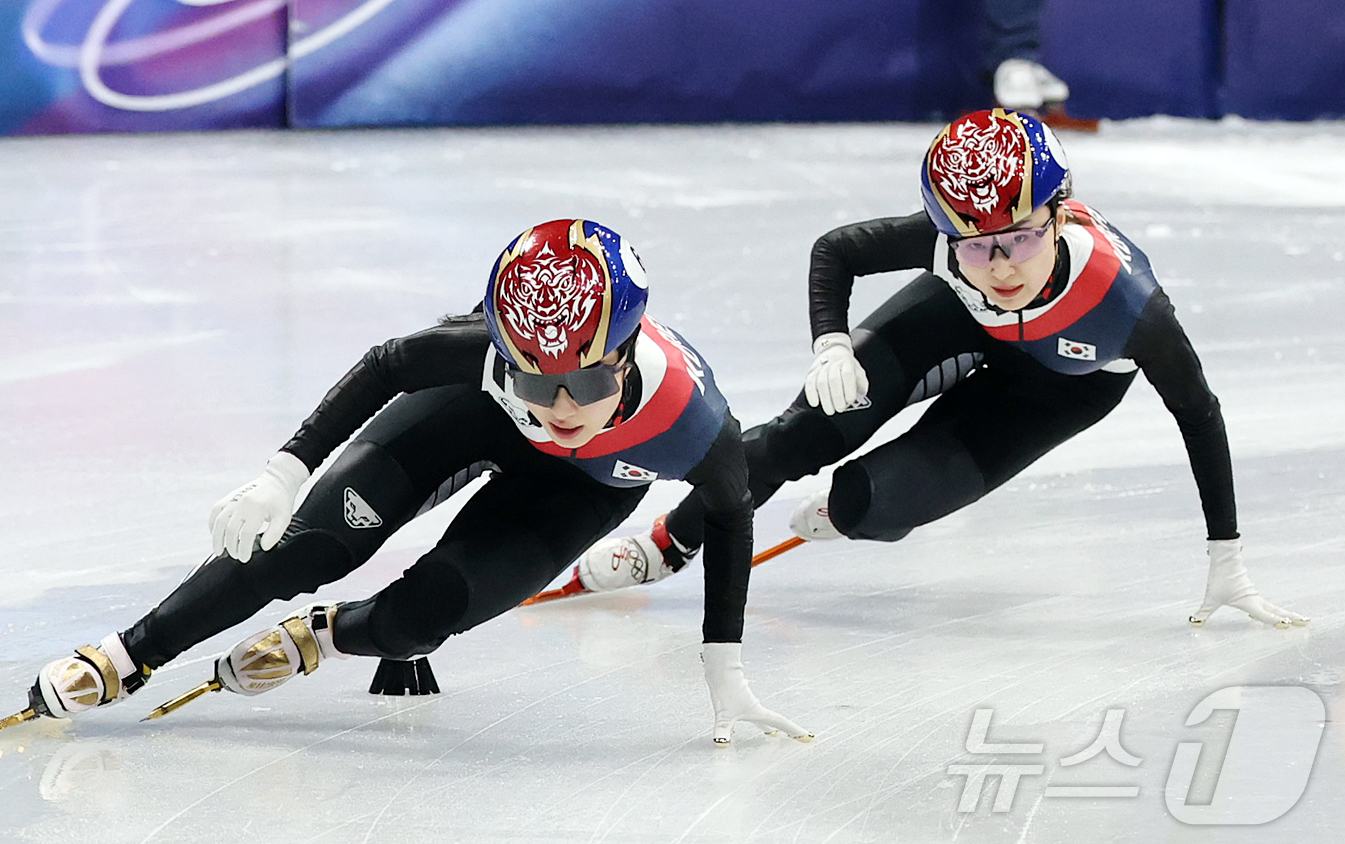 (밀라노=뉴스1) 김진환 기자 = 쇼트트랙 김길리와 최민정이 20일(현지시간) 이탈리아 밀라노 아이스 스케이팅 아레나에서 열린 2026 밀라노·코르티나담페초 동계올림픽 쇼트트랙 여 …