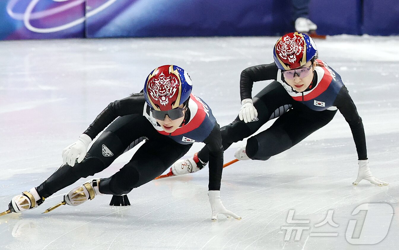 본문 이미지 - 쇼트트랙 김길리와 최민정이 20일(현지시간) 이탈리아 밀라노 아이스 스케이팅 아레나에서 열린 2026 밀라노·코르티나담페초 동계올림픽 쇼트트랙 여자 1500m 결승에서 역주를 펼치고 있다. 2026.2.21 ⓒ 뉴스1 김진환 기자