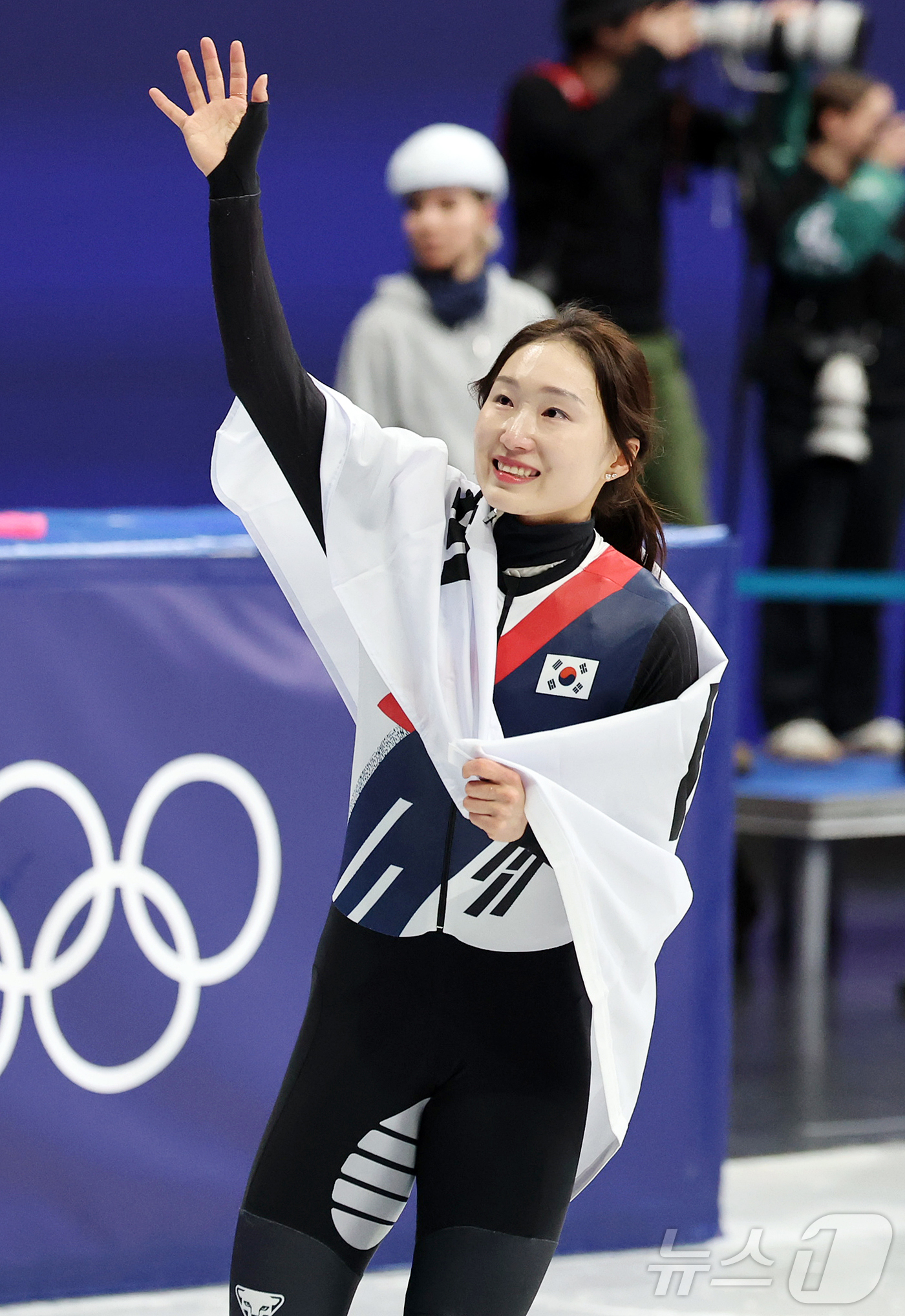 (밀라노=뉴스1) 김진환 기자 = 쇼트트랙 최민정이 20일(현지시간) 이탈리아 밀라노 아이스 스케이팅 아레나에서 열린 2026 밀라노·코르티나담페초 동계올림픽 쇼트트랙 여자 150 …