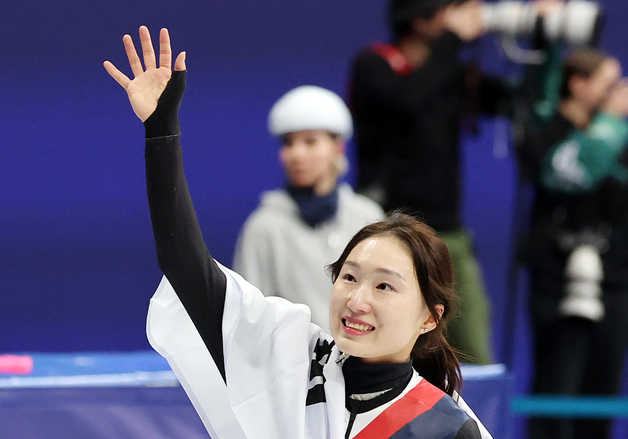'은메달' 최민정, 붉어진 눈시울