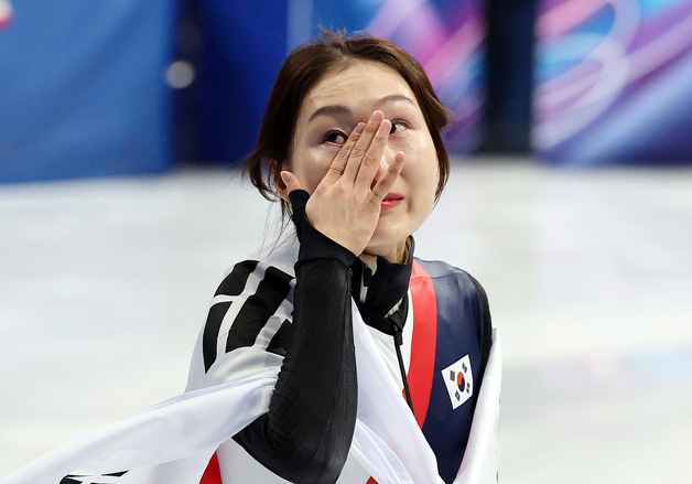 눈물 닦는 최민정