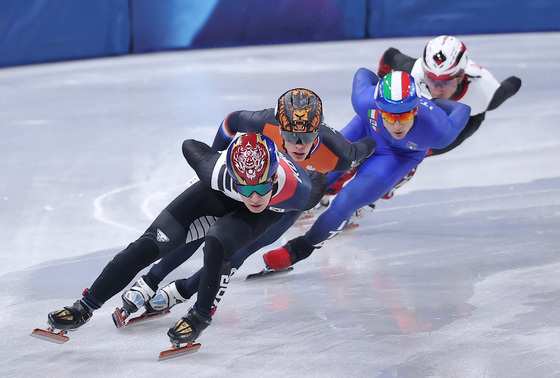 선두로 질주하는 황대헌