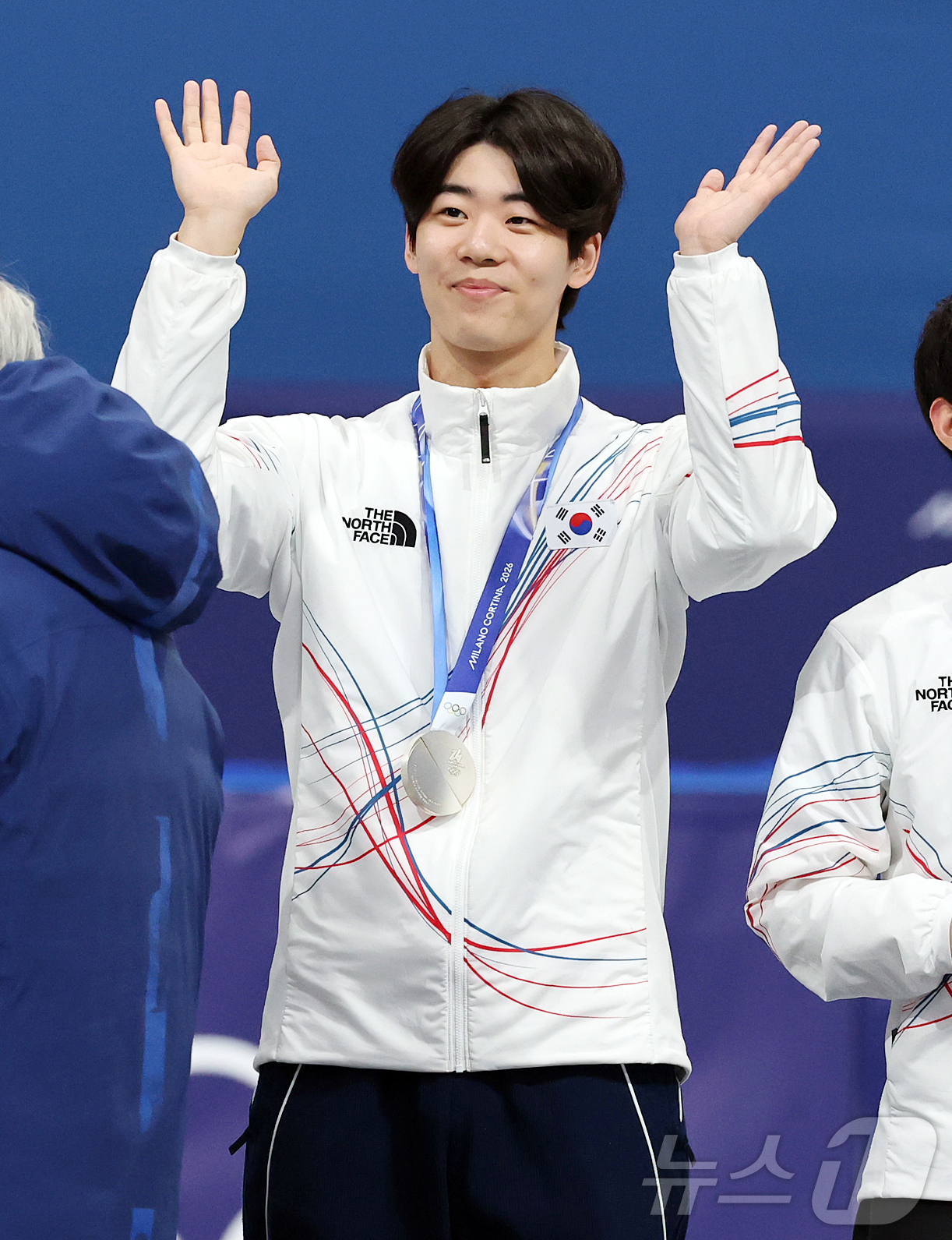 (밀라노=뉴스1) 김진환 기자 = 20일(현지시간) 이탈리아 밀라노 아이스스케이팅 아레나에서 열린 2026 밀라노·코르티나담페초 동계올림픽 쇼트트랙 남자 5,000m 계주 결승에서 …